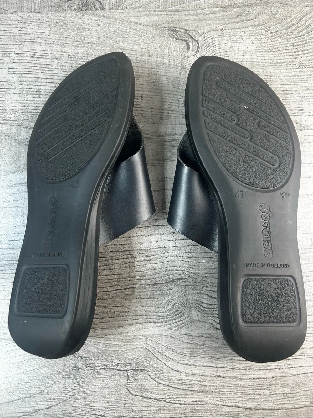 Aerosoft Women’s Size 10  Black Leather Toe-Post Sandals Casual Comfort